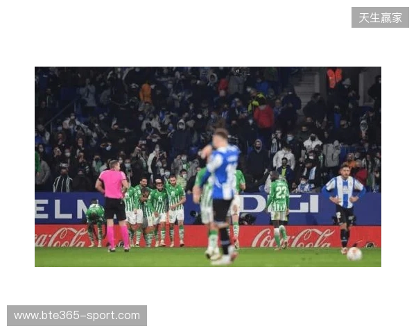 西班牙名嘴：维尼在替补席发笑不职业，在哪都该被开除